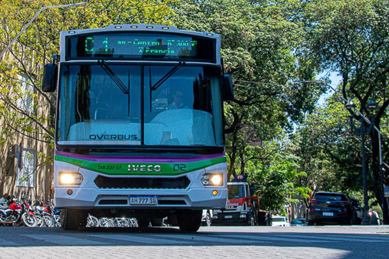 Modifican los recorridos del transporte urbano y metropolitano por trabajos en calles La Paz y Corrientes