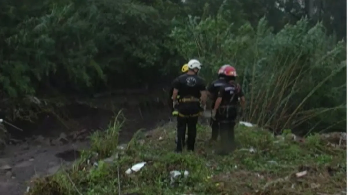 Búsqueda desesperada: una madre y su hija desaparecieron tras ser arrastradas por el arroyo