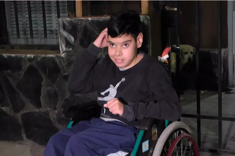 Benjamín necesita viajar al Hospital Austral y su familia organiza una venta de pastelitos para afrontar los gastos