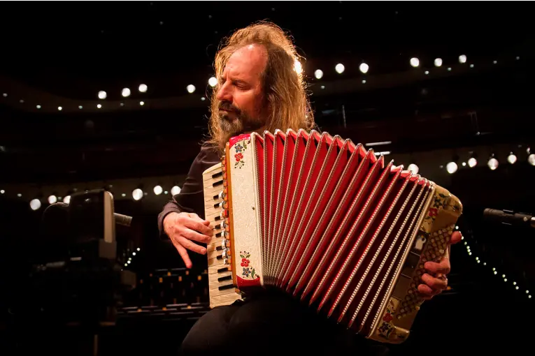 Chango Spasiuk encabezará el cierre de Música en el Anfiteatro este sábado