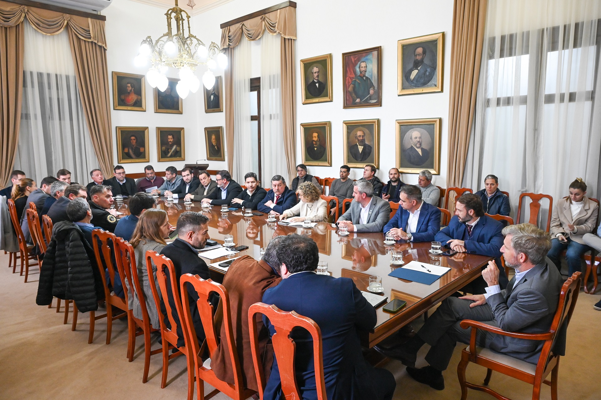 Frigerio reunió a intendentes y funcionarios para coordinar acciones ante El Niño