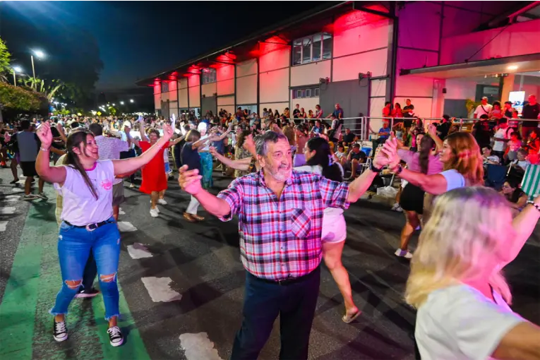 Modo Peña: esta noche habrá folclore frente a la Sala Mayo