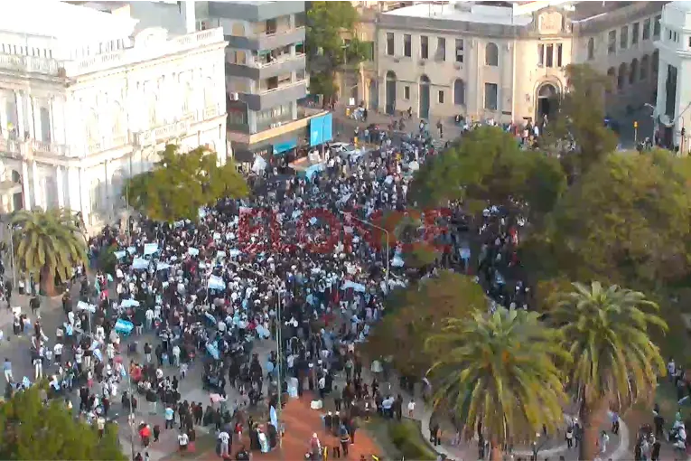 Paraná salió a festejar la épica clasificación de Argentina a cuartos de final y colmó la Plaza 1° de Mayo
